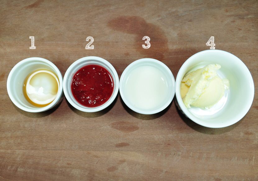1- ¼ de colher de chá de essência de baunilha; 2-5 e ½ colheres de sopa de geleia de morango caseira (receita); 3-4 colheres de sopa de leite; 4-7 bolas de sorvete de creme.