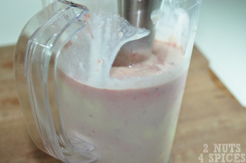 Agora adicione as 2 bolas de sorvete que sobraram e o restante da geleia de morango. Bata novamente até que os ingredientes fiquem incorporados do jeito que você preferir.