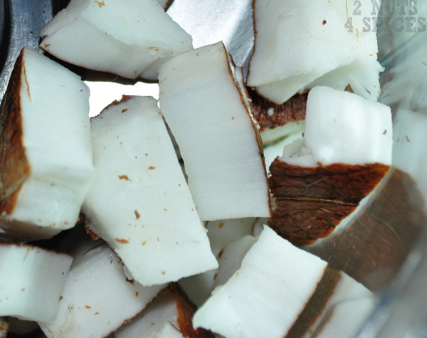 Após abrir o coco e descola-lo de sua casca, pique-o em pedaços bem pequenos, mas bem pequenos mesmo, pois isso facilitará o trabalho do