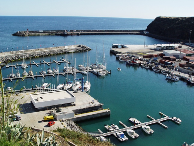 Santa Maria A ilha de Santa Maria situa-se no extremo sudeste do arquipélago dos Açores, de que integra o Grupo Oriental.