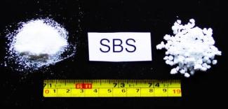 SBS (Fig. 2) e o ABS (Fig. 3), foi necessário definir uma solução alternativa para garantir uma modificação mais eficaz dos betumes pelos polímeros. Fig. 2. Aspeto heterogéneo do betume modificado com SBS granulado (má digestão no betume) Fig.
