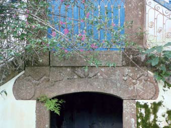 A entrada principal se faz por uma escadaria com lances laterais opostos (f17), colada ao corpo da casa (f18).
