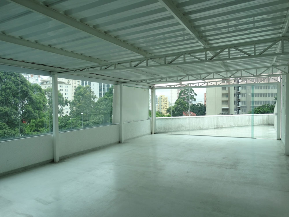 Cobertura com 100 m², copa, banheiro adaptado para PNE, mais terraço servido com elevador