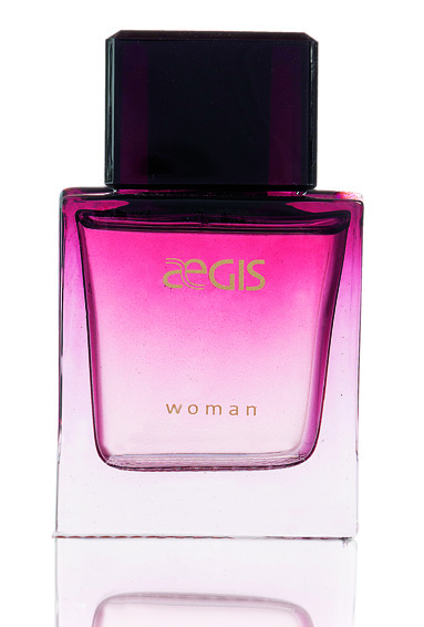 Elegante e independente Aegis Woman Perfume Sinta o toque especial de glamour de uma mulher independente e cosmopolita.