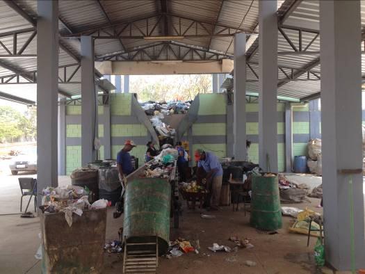 A população que não é atendida pelo sistema de coleta de esgotos sanitários mantêm, em suas residências, fossas negras.