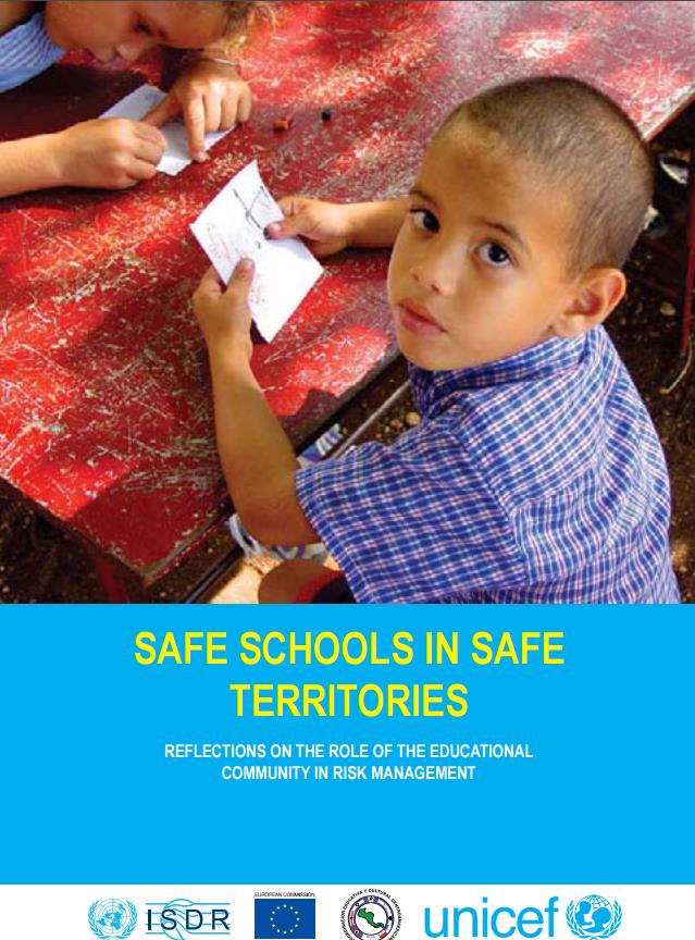 e indivíduos sobre a importância da Crianças educação com em conhecimento risco de desastres sobre e a risco necessidade de de desastres instalações têm um escolares papel mais importante seguras; em
