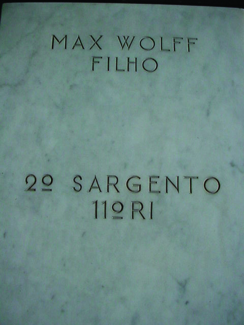 encontramos a cruz estilizada Placa no local da lápide do Monumento em Pistóia na Itália onde Lápide encontrada no Mausoléu do Monumento aos Mortos da Segunda Guerra Mundial no Rio de Janeiro, onde