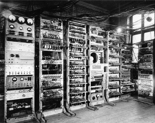 OS COMPUTADORES E A GUERRA Em 1944, foi criado do Mark-1, nos EUA (Marinha, IBM e Universidade de Haward).