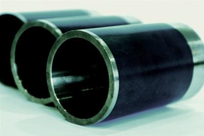 Carboneto de Tungstênio / Cromo: Assim como o carboneto de cromo possui elevada resistência ao sal e pode suportar, no mesmo teste de corrosão, 5000 horas.