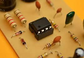 Introdução Filtros são circuitos eletrônicos projetados para permitir, ou não, a passagem de um sinal, cujo espectro esteja