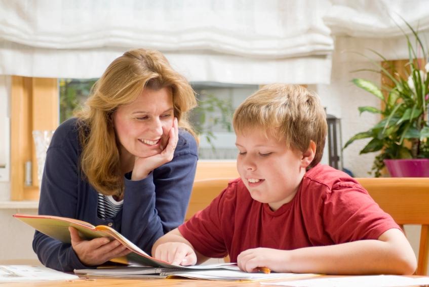 Os pais devem manter-se presentes durante as horas de estudo do filho?