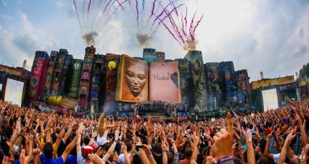 Tomorrowland Brasil Após reunir mais de 180 mil pessoas em 2015, a segunda edição do festival belga Tomorrowland Brasil, considerado o maior evento de música eletrônica do mundo, já tem data para