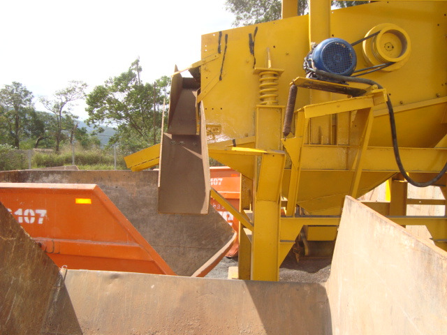 Além do silo, o equipamento é composto por uma portinhola, uma peneira com dois decks, duas calhas, uma correia, dois motores e um conjunto de molas.