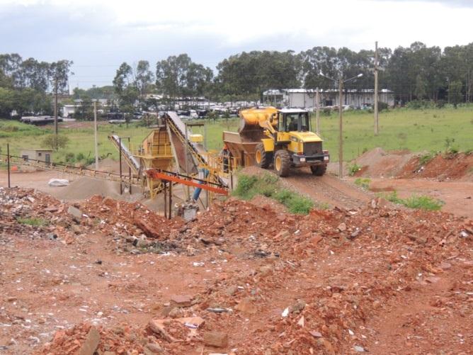 da construção civil em Goiânia 34 Figura 9 - Armazenamento temporário dos resíduos recebidos no pátio da RNV.