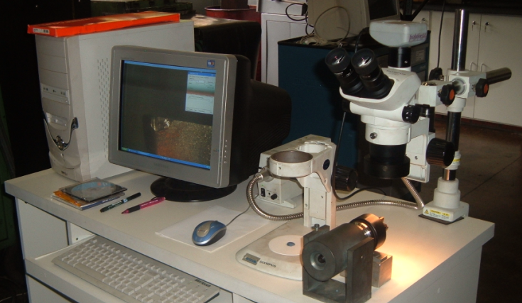 Monitor 59 Câmara digital Nos ensaios de fresamento, a evolução do desgaste das ferramentas foi Estereomicroscópio monitorada utilizando-se um estereomicroscópio com câmera digital modelo SZ61,