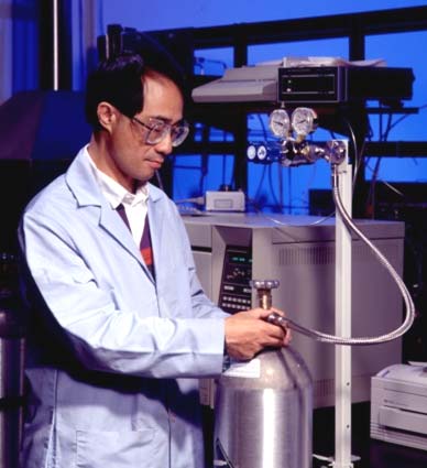 Cromatográfia Gasosa (Metodologia sugerida pela AAMI) Objetivo: detectar e quantificar a concentração de ETO, ETC (Etilenocloridrina) e ETG (Etilenoglicol) no material esterilizado Análise de ETC e