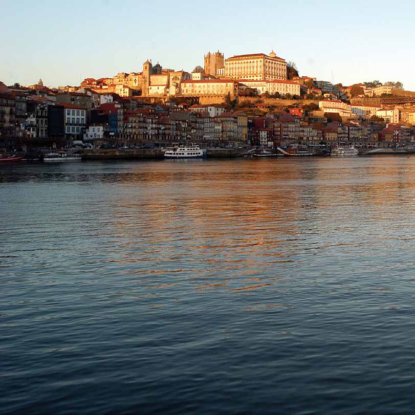 Porto, Portugal No país mais ocidental da Europa, entre as praias do Oceano Atlântico e as encostas do rio Douro, encontra-se a cidade que deu o nome à Universidade do Porto, a segunda maior cidade