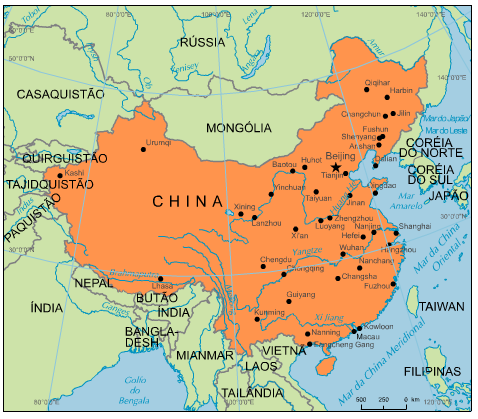 Dados Básicos A China está localizada na Ásia Oriental e faz fronteiras com 16 países: Afeganistão, Butão, Myanmar, Índia, Cazaquistão, Coréia do Norte, República Quirguiz, Laos, Mongólia, Nepal,
