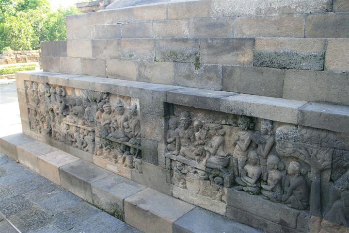 Visita do templo de Borobudur, erigido no século 8º e uma fantástica construção com 504 estátuas de Buda e mais de 1300 painéis escavados ilustrando cenas da sua vida.