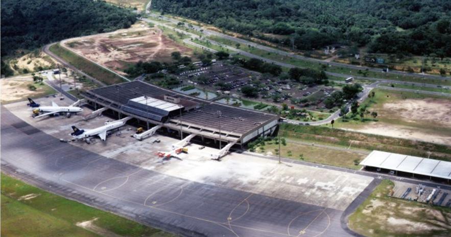 DADOS ATUAIS MOVIMENTO DE PASSAGEIROS ESTIMADO CAPACIDADE ATUAL: ÁREA DO SÍTIO AEROPORTUÁRIO: 14.050.529,01 m² ÁREA DO PÁTIO DE AERONAVES: 45.000,00 m² ÁREA DO TPS: 39.483,62 m² DIMENSÕES DA PISTA: 2.