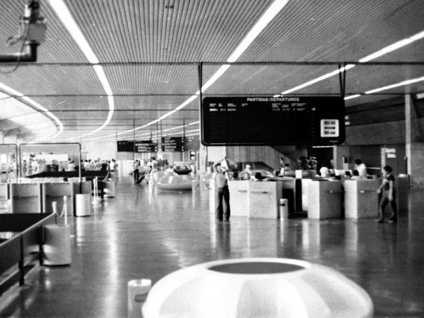 HISTÓRICO DO AEROPORTO NO DIA 26 DE MARÇO DE 1976, EM CERIMÔNIA PRESIDIDA PELO PRESIDENTE DA REPÚBLICA ERNESTO GEISEL, ALÉM DE MINISTROS E OUTRAS AUTORIDADES CIVIS E ECLESIÁSTICAS, FOI INAUGURADO O