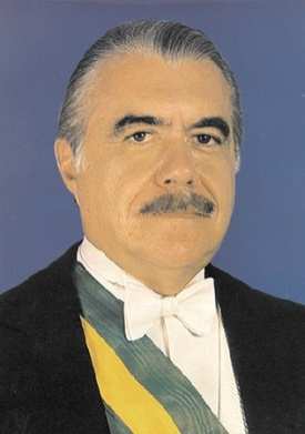 1. A transição e a redemocratização Tancredo Neves (PMDB- MG), representante da coligação Muda