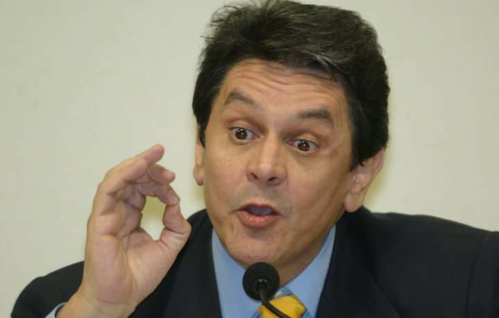 O escândalo do mensalão (2004-05) abalou a credibilidade do governo; 1 2 3 Os protagonistas: 1 Marcos Valério,
