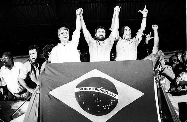 Luís Inácio da Silva, o Lula, nascido das greves do ABC Paulista e que representava os anseios dos trabalhadores, apoiado por parte dos artistas e intelectuais.