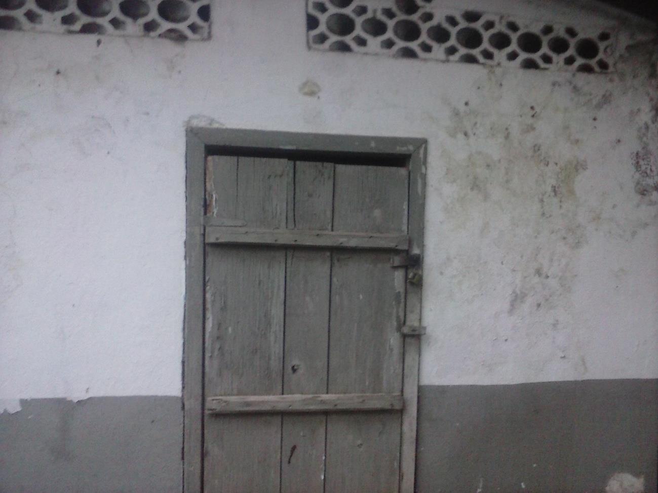 11 Figura 4: Casa de Exú. Fonte: Fotografado pela autora (2015). A casa de Obaluaiê ou Omulu (Figura 5, na página seguinte) fica a direita da casa de Exu (Figura 4).