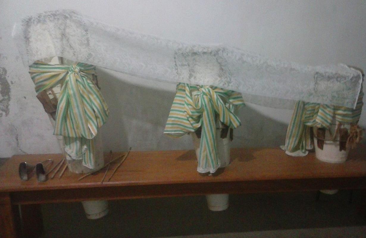 15 Figura 9: Atabaques utilizados nas giras de umbanda. Fonte: Fotografado pela autora (2015).