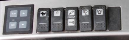Cabine Interruptores LG6225E HYUNDAI R220LC-9S DOOSAN DX225LCA Controles ergonômicos +++ ++ ++ Posição dos botões +++ ++ ++ A/C Digital Sim Sim Sim Os interruptores da Hyundai e Doosan são mais