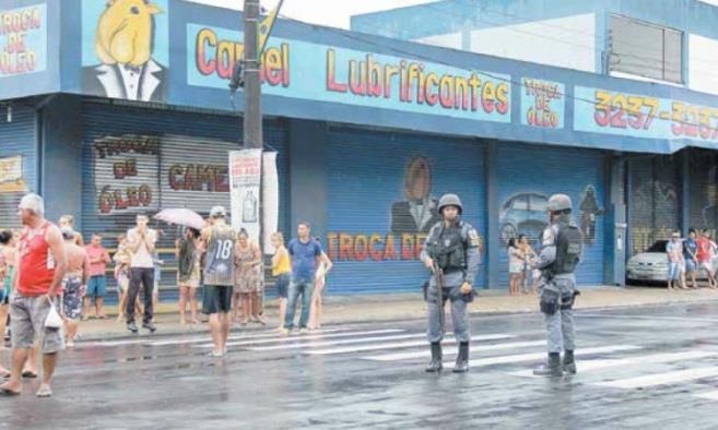 Meio: Portal Amazônia Editoria: -- Hora: 11h54 Data: 14/01/2017 Chuvas prejudicam vendas no comércio de Manaus Além das ruas alagadas, temporais também dificultam o uso de sistemas de pagamento