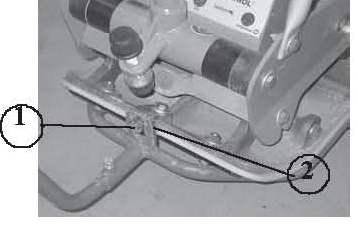 3 OPERAÇÃO 1) ACIONAMENTO: - Girar o botão liga desliga até a posição ON - Regular o sentido do deslocamento com o punho do cabo de manobra (1). - Não rebocar a máquina desligada pelo cabo de manobra.
