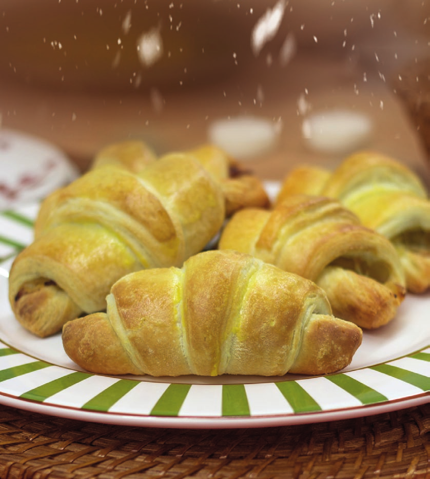 Croissant com Cebola Caramelizada, MAÇÃ E QUEIJO GRUYERE Ingredientes: 2 pacotes de Massa para Croissant-Triângulos Arosa n 40; 1 cebola fatiada; 1 maçã verde picada; 150 g de queijo Gruyère ralado;