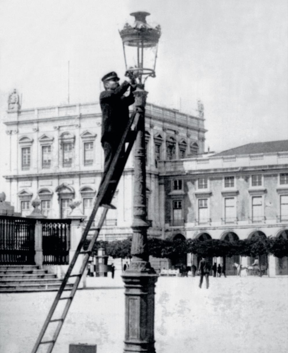 1807 acendem-se, pela primeira vez no mundo, candeeiros a gás num espaço público, na londrina Rua Pall Mall 1846 é atribuída a concessão de iluminação pública de Lisboa à CLIG e arranca o sistema de