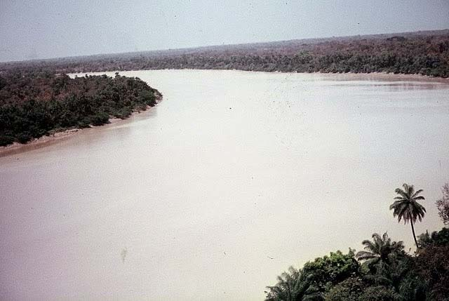 Guiné-Bissau Alguns rios da Guiné-Bissau O Rio Geba é o maior rio da Guiné-Bissau. É um rio de planície, caudaloso na época das chuvas de Abril a Outubro. É uma via de comunicação para com o país.