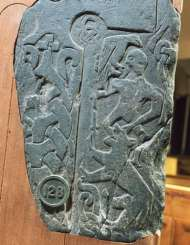 Figura 1: As duas faces da cruz de Thorwald (Andreas 128), Ilha de Man, 900-950 d.c.. Fonte: GLOT, Claudine & LE BRIS, Michel (orgs.). L Europe des Vikings. Paris: Hoebeke, 2004, p. 92.