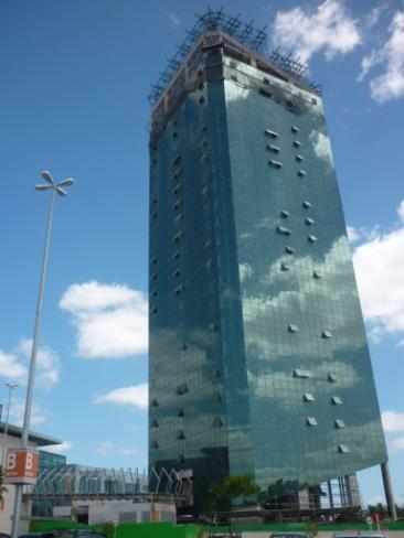 Projetos Multiuso: Torres Comerciais para Venda Centro Profissional RBS Ribeirão Preto (SP) Cristal Tower Porto Alegre (RS) Cristal Tower, em Porto Alegre Ilustração (direita) e construção (esquerda)