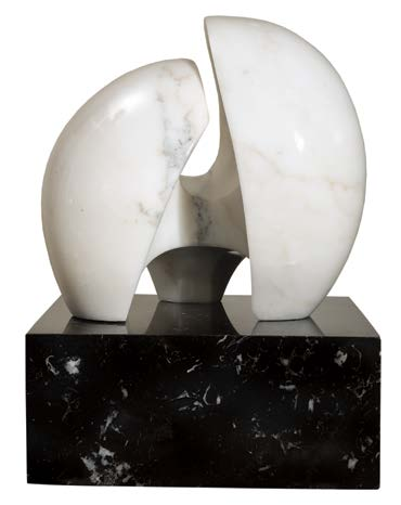 85 BRUNO GIORGI Escultura em mármore de Carrara. Assinada. 32 x 35 x 24 cm. R$ 25.000 / 35.