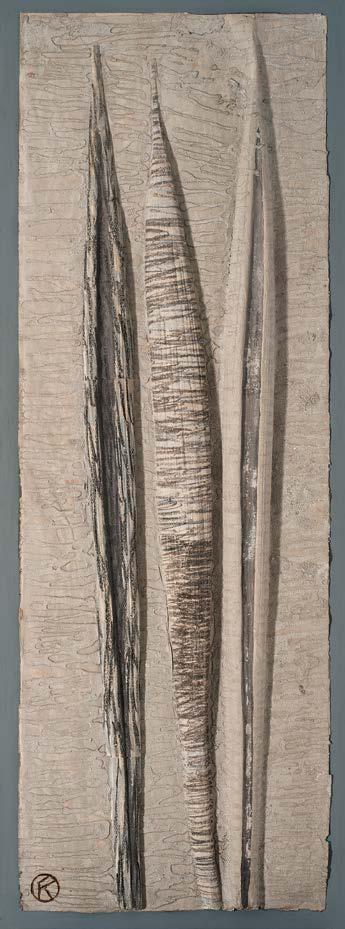 20 Frans Krajcberg Relevo em papel artesanal, pigmentos e areia. Com monograma inferior direito. 178 x 62 cm. R$ 40.000 / 60.