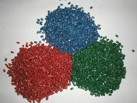 19 Granulação: Em seguida, o espaguete é fragmentado em um granulador, produzindo grânulos chamados de pellets (grãos plásticos), são resinas semelhantes às resinas produzidas a partir de