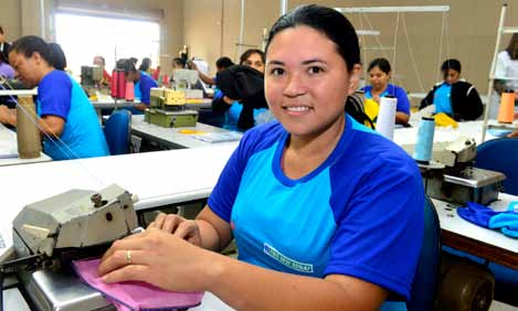 Inserção no mercado de trabalho Elaine Gomes dos Santos, aluna do curso de costureiro industrial: oportunidade de ser dona do próprio negócio Com turmas em andamento nos cursos de costureiro