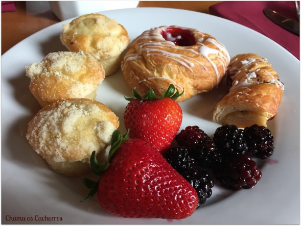 Esse muffin da foto abaixo foi o preferido de nós 3! Vários doces com massa folhada, frutas vermelhas deliciosas, tudo para você se servir a vontade. Na mesa trazem ovos, batata, linguiça e bacon.