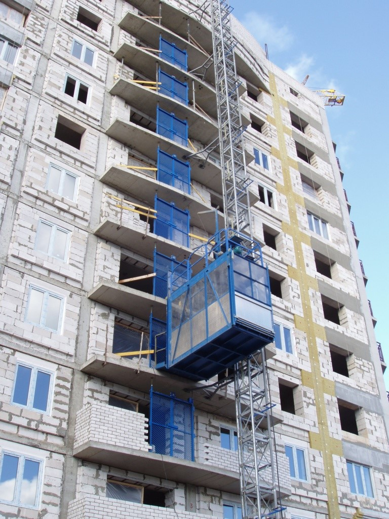 ELEVADOR ELÉCTRICO Grua de construção A cabine em aço de qualidade, a parte inferior das paredes é protegida por uma folha de alumínio e a parte superior é de policarbonato resistente ao impacto.