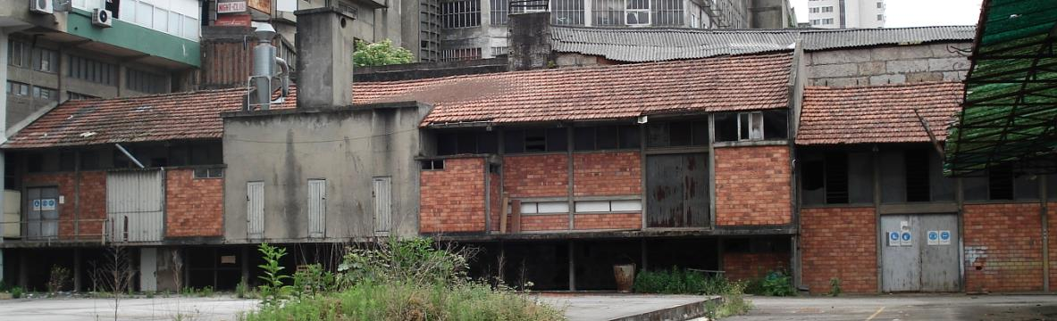 Características de Construção Prédio 4: Prédio em PT: Construção em betão armado da década de 70, com coberturas em asnas de madeira e telha vã, características construtivas de