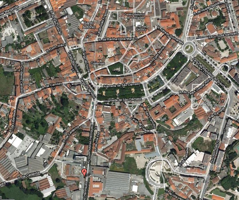 Os Imóveis distam apenas cerca de 400 mts do centro histórico da Cidade de Guimarães, e 500 mts da Estação de Caminho de Ferro. Centro Histórico de Guimarães Situam-se em plena Av.