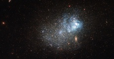 16.out.2014 - O Telescópio Espacial Hubble, da Nasa, detectou uma das galáxias mais distantes já vistas, que é pequena e fraca. Estima-se que ela esteja a mais de 13 bilhões de anos luz de distância.