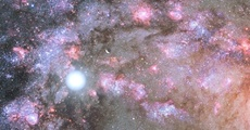 galáxia espiral conhecida como PGC 54493, localizada na constelação de Serpente (à esquerda). A galáxia faz parte de um aglomerado de galáxias que tem sido estudado por astrônomos 19.out.