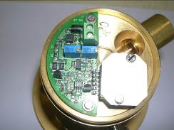 2.2 Transdutor eletrônico A placa do transdutor eletrônico, que inclui o sensor de pressão, fica localizada em um compartimento isolado no topo do modulador pneumático, garantindo o formato compacto