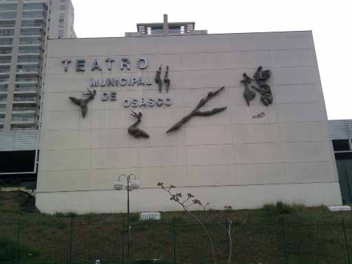 O Teatro Municipal de Osasco, inaugurado em 1996, foi originalmente projetado para uma plateia de 414 lugares com dimensões, capacidade, características e localização adequadas.